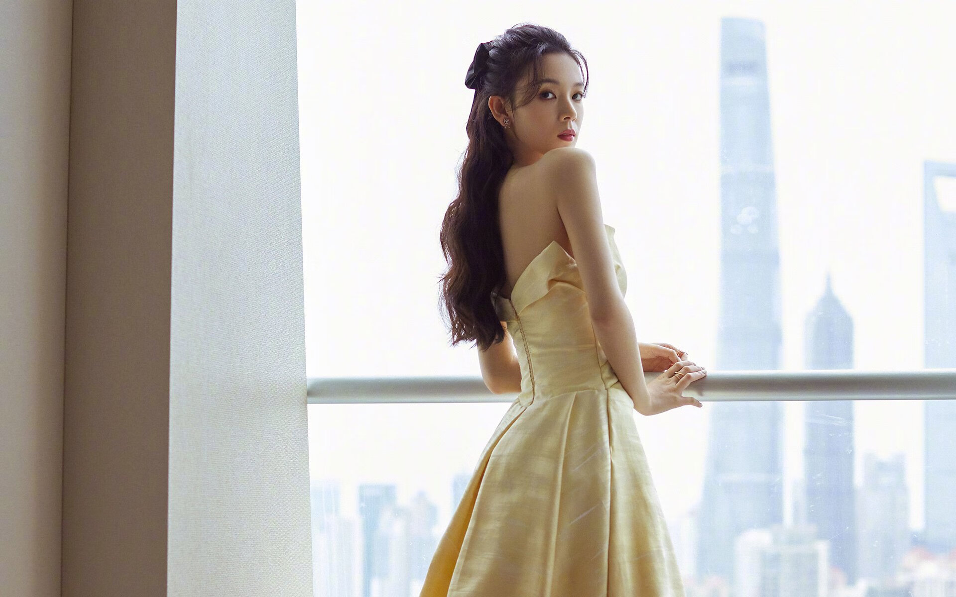 赛场两极，当鹈鹕的防守铁幕降临，贝恩在F1街道画出统治弧线